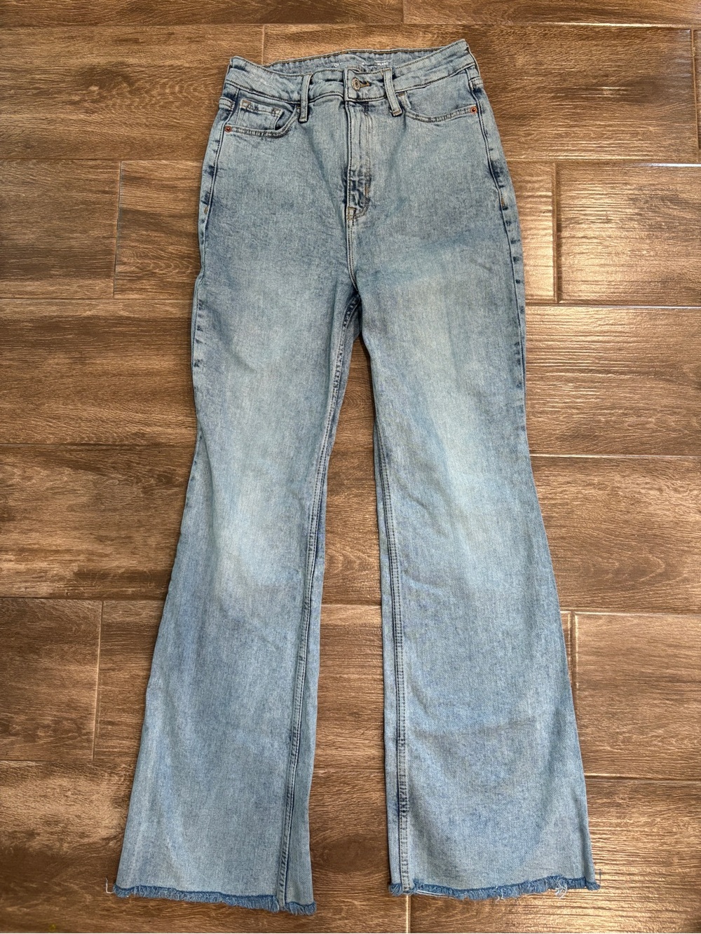 Old Navy Women’s size 6 Light Blue High-Rise Flare Jeans Distressed Modern